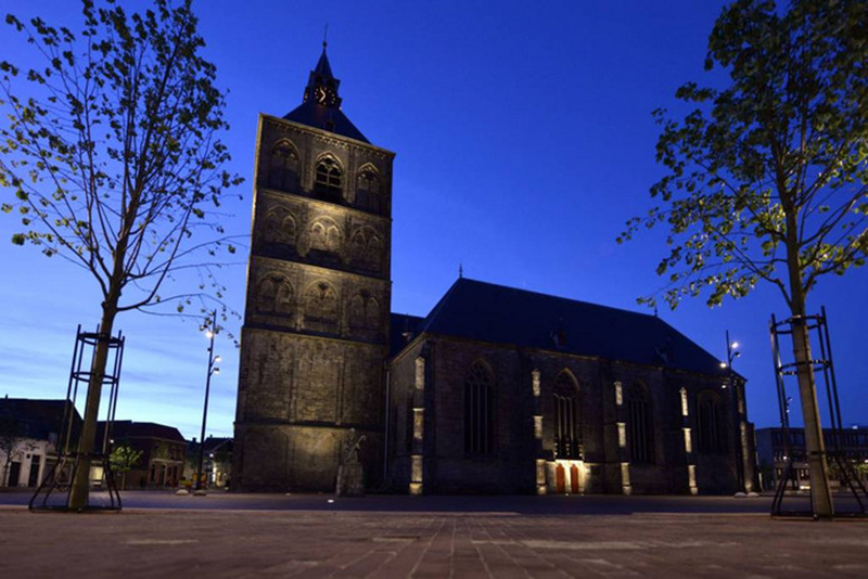 De basiliek van Oldenzaal in de avond.