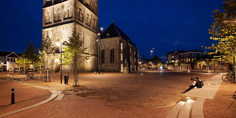 De basiliek van Oldenzaal in de avond.