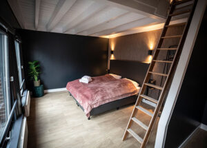 De slaapkamer van de groepsaccommodatie in Oldenzaal.