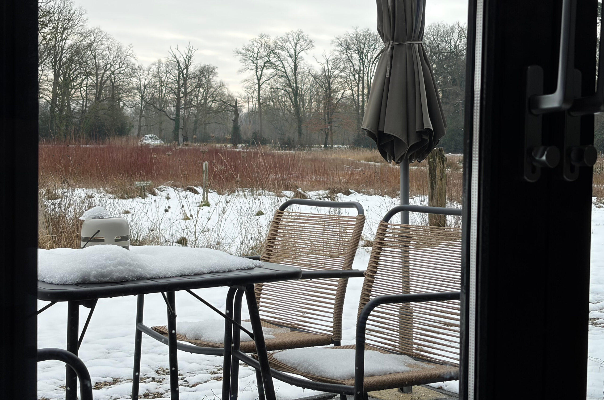 Het terras van de groepsaccommodatie in Delden in de winter.