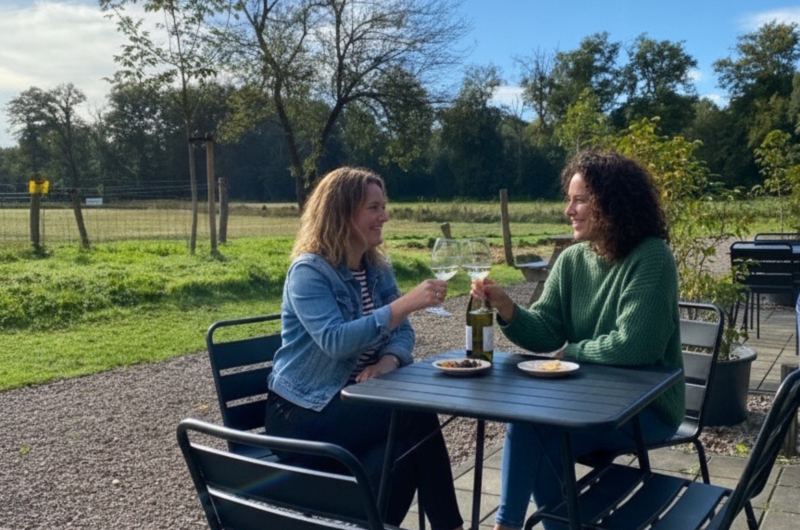 Het terras van de groepsaccommodatie in Delden.