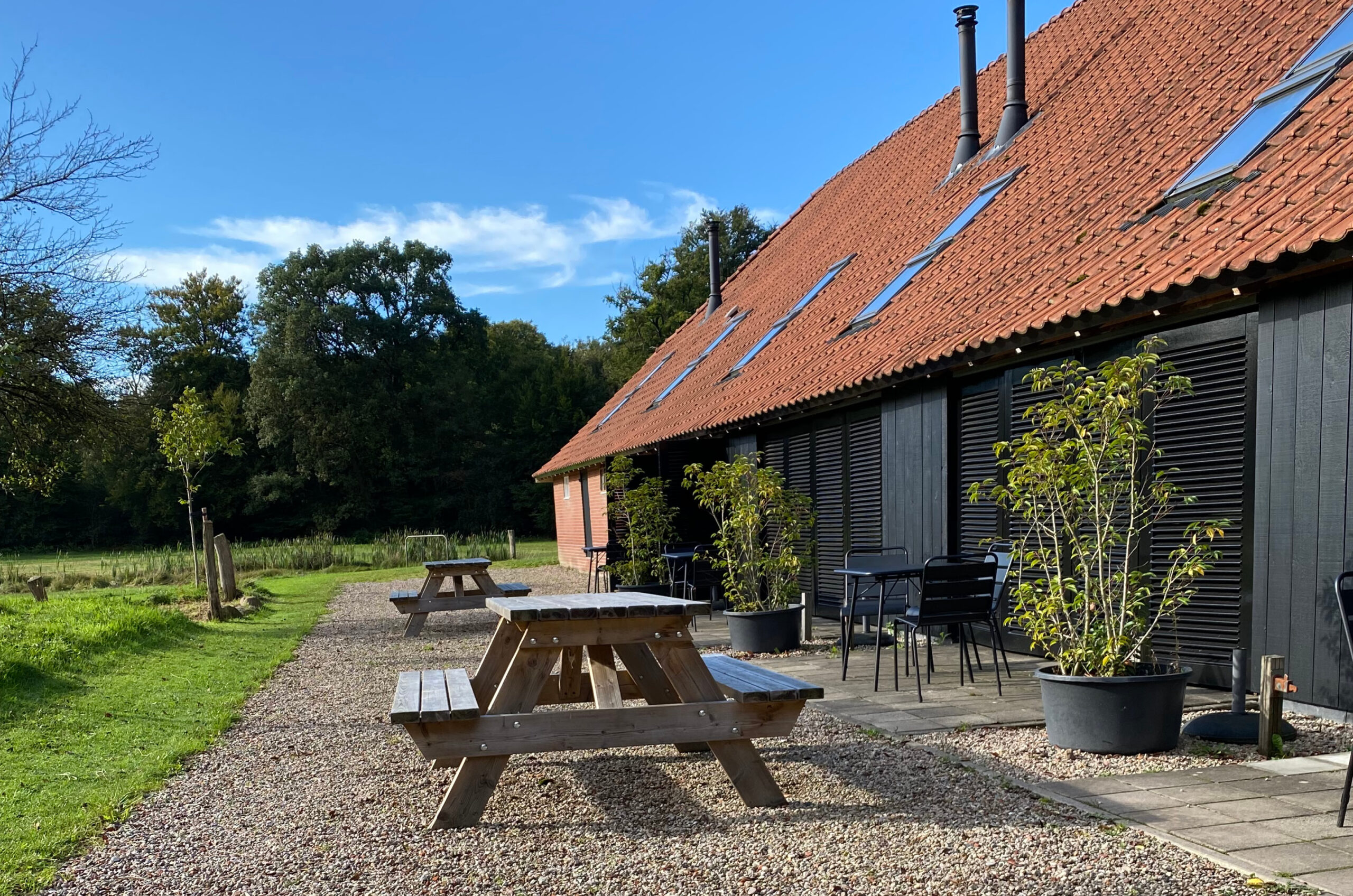 Het terras van de groepsaccommodatie in Delden.
