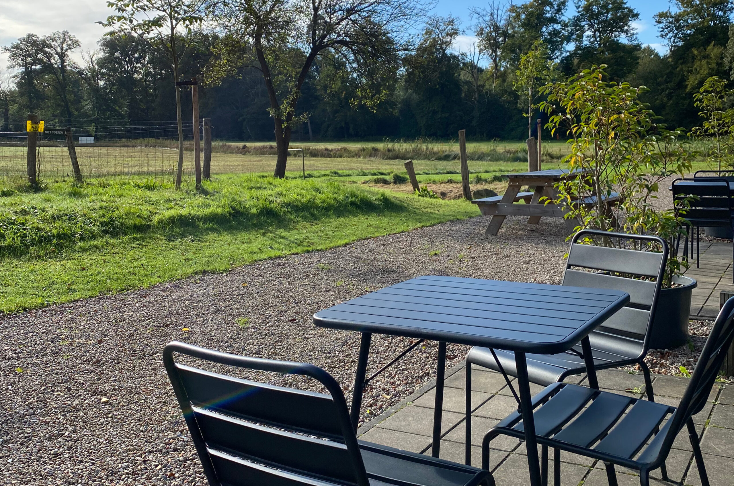 Het terras van de groepsaccommodatie in Delden.