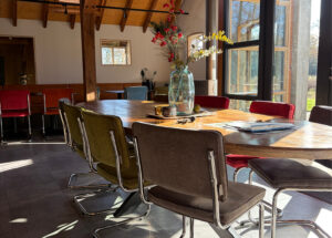 Het interieur van de groepsaccommodatie in Delden.