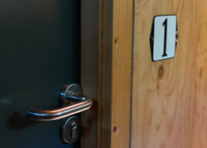 Het interieur van de groepsaccommodatie in Delden.