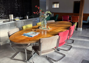 Het interieur van de groepsaccommodatie in Delden.