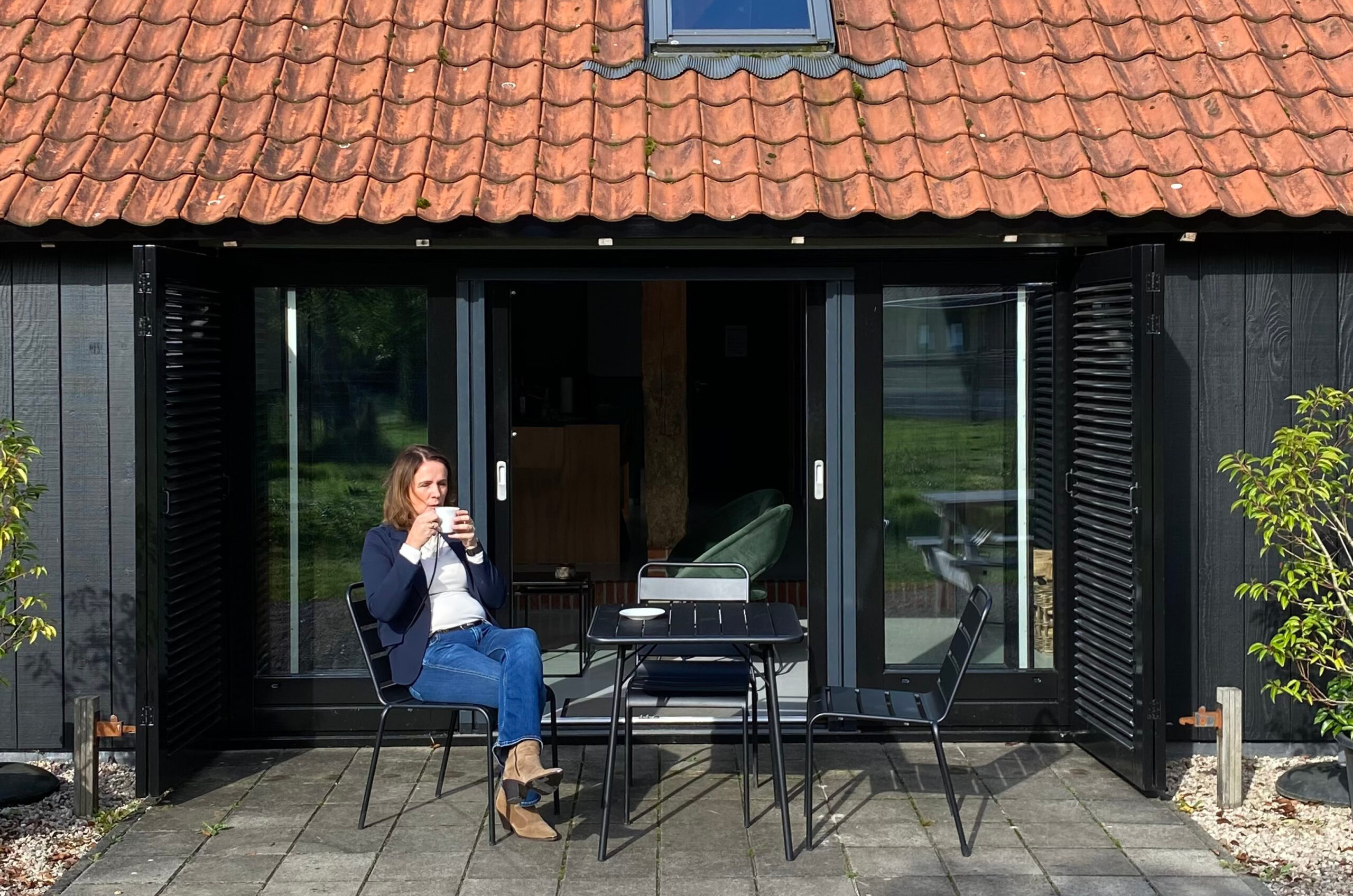 Het terras van de groepsaccommodatie in Delden.